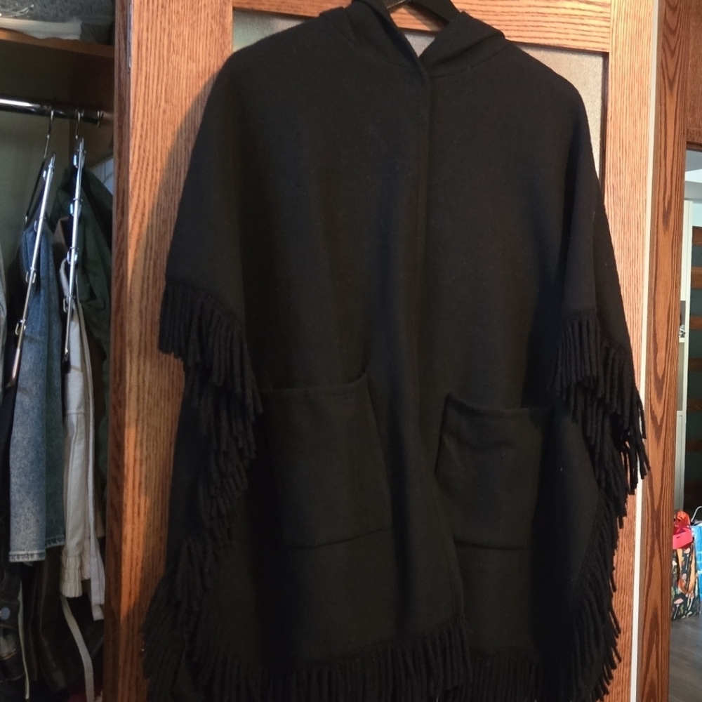 Elegant Black Cape with Timeless Silhouette